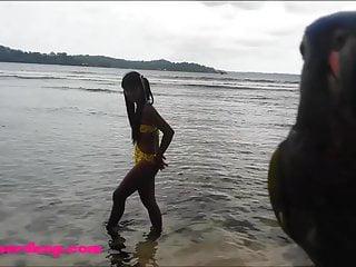 Am Strand macht die heiße Amateurin die Beine breit für ihren Mann